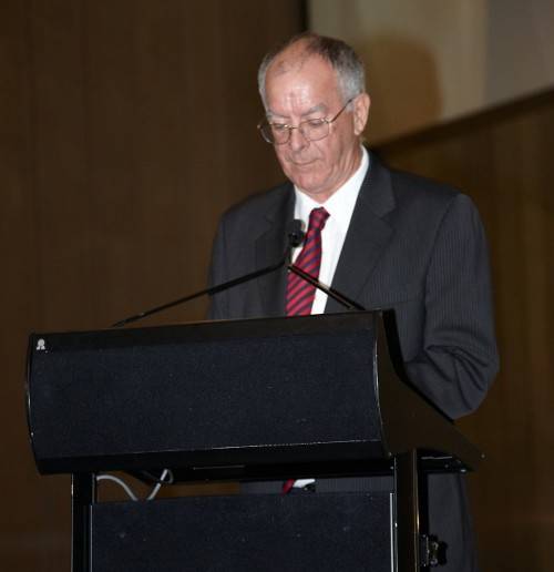 Dr Peter Thorne presenting a brief history of CSIRAC Dr Peter Thorne presenting a brief history of CSIRAC